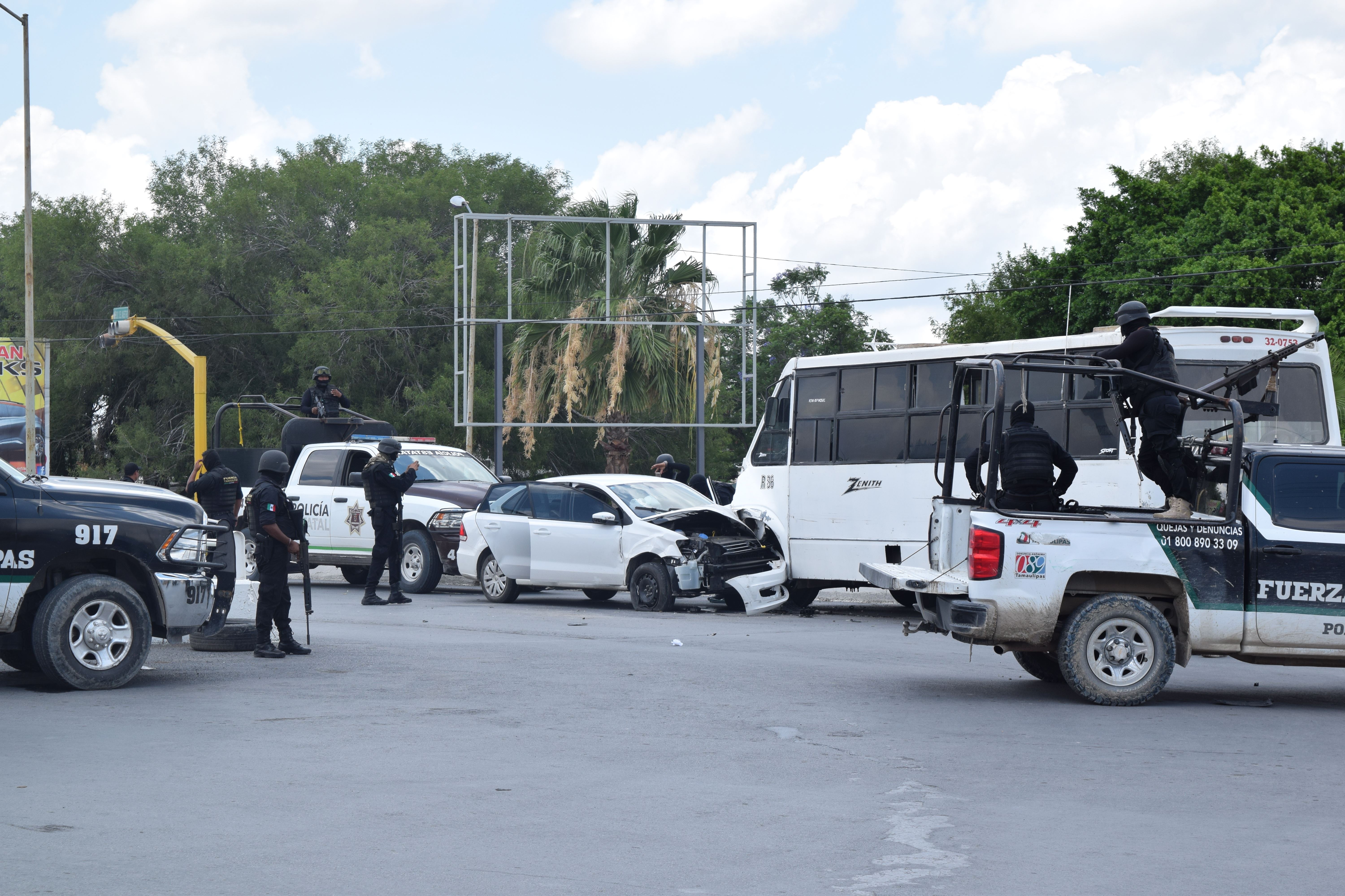concluye. En la imagen se aprecia el automóvil incrustado contra el microbús, sobre uno de los “Puentes Gemelos”.