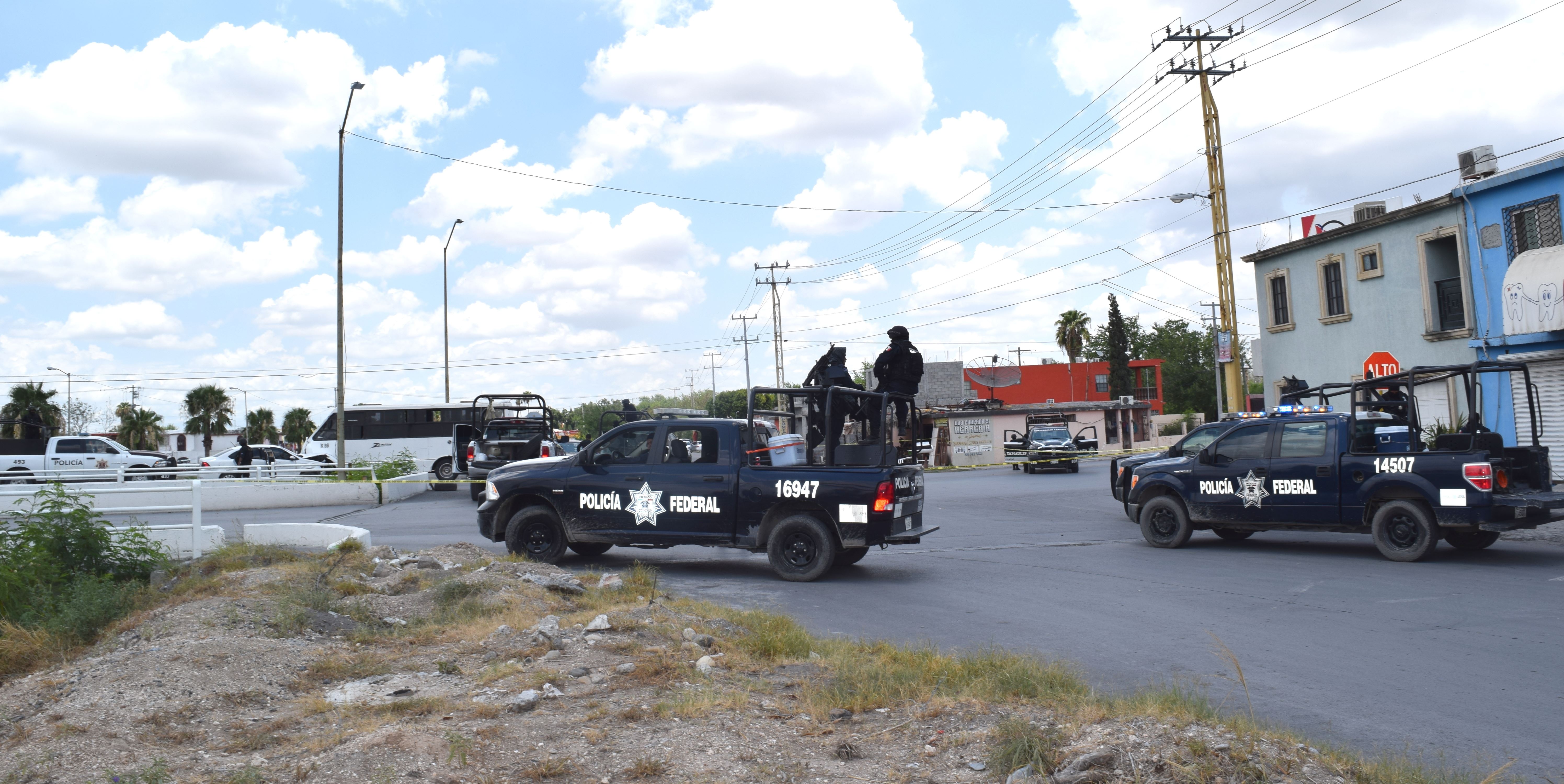 seguridad. Un fuerte operativo establecieron agentes estatales y federales en los “Puentes Gemelos” al concluir en ese lugar la persecución y balacera.