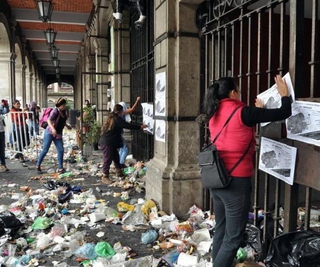Arrojan basura en Palacio de Gobierno de Morelos Arrojan basura en Palacio de Gobierno de Morelos