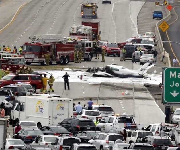 Se desploma aeronave, cae en autopista de L.A. Se desploma aeronave, cae en autopista de L.A.