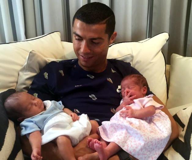 Presume CR7 a sus gemelos Presume CR7 a sus gemelos
