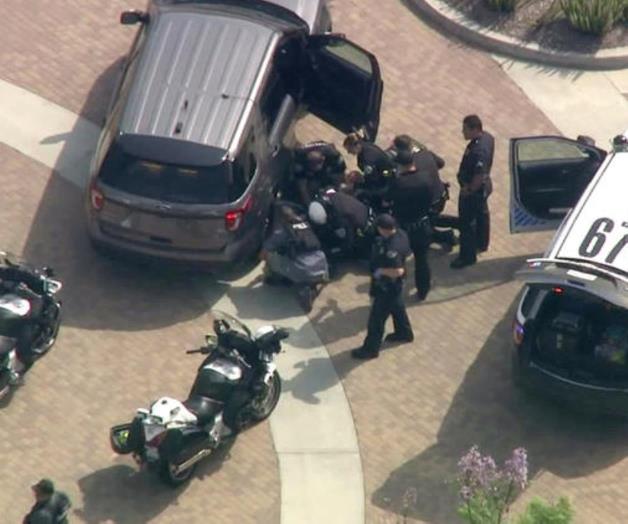 Sospechoso transmite en redes tiroteo con policía de L.A.