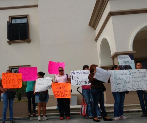 Solicitan aulas y electricidad; escuela irregular, dice alcaldía Solicitan aulas y electricidad; escuela irregular, dice alcaldía