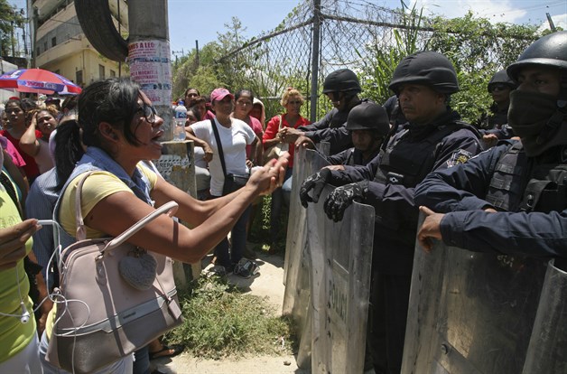 Combaten internos por autogobierno