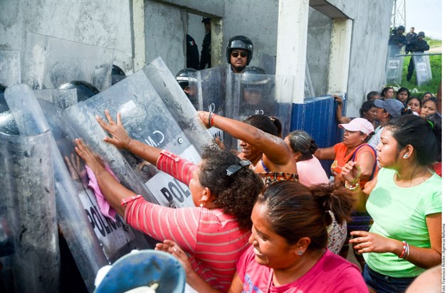 Combaten internos por autogobierno