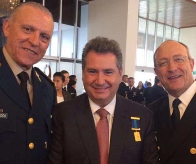 Marina condecora a Leonardo Curzio