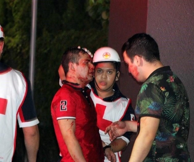 Golpea a su novia en plena calle y recibe una paliza