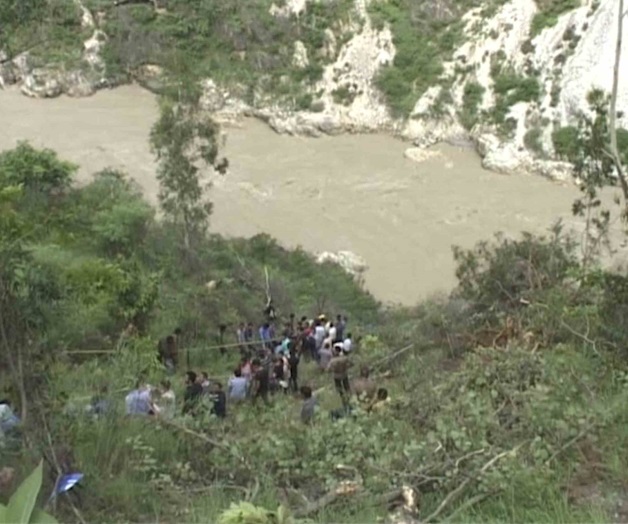 Cae autobús por barranco; 28 muertos en la India 