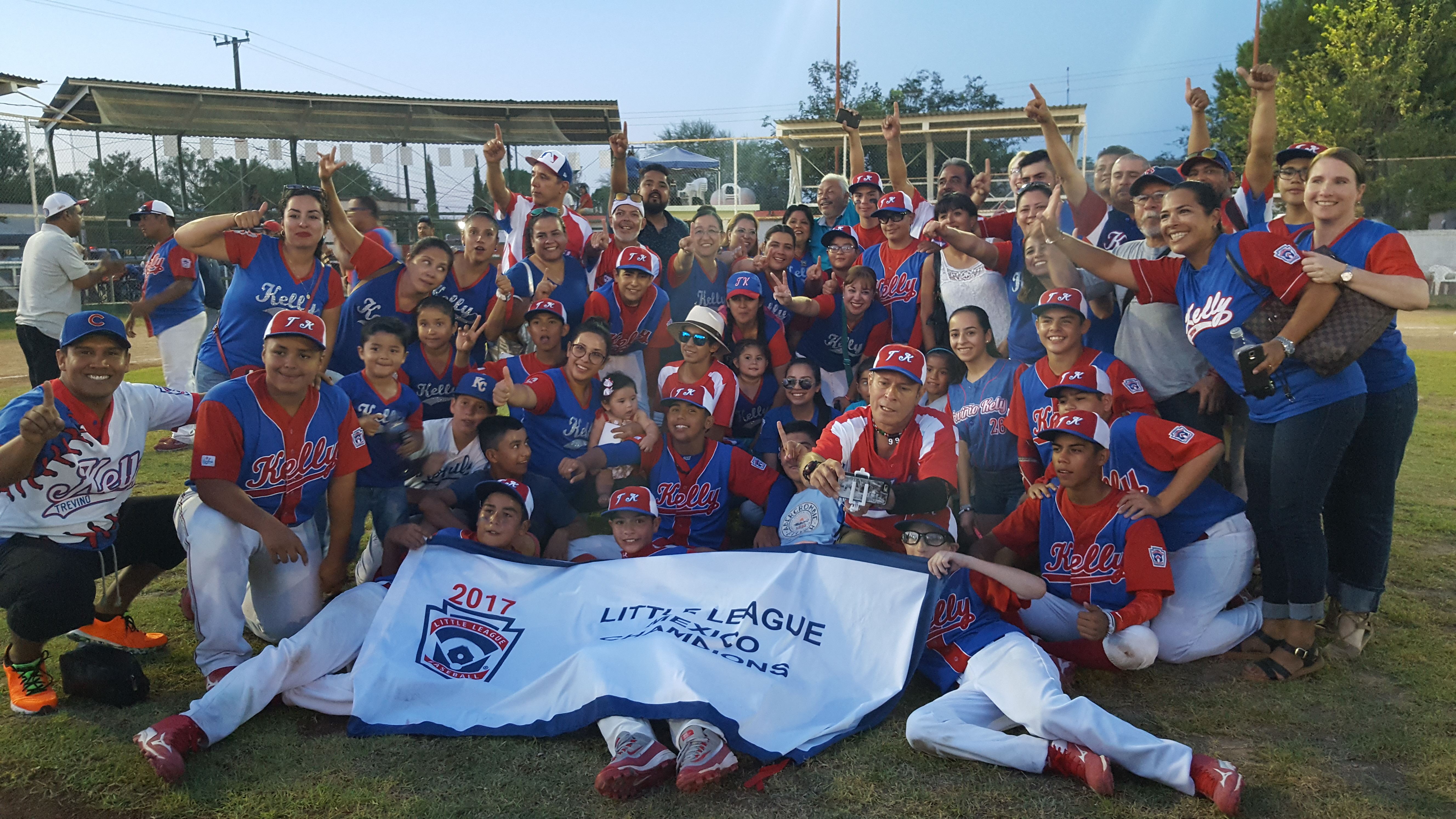 TODOS SOMOS KELLY. Peloteros y sus familias posando para la fotografía del recuerdo.