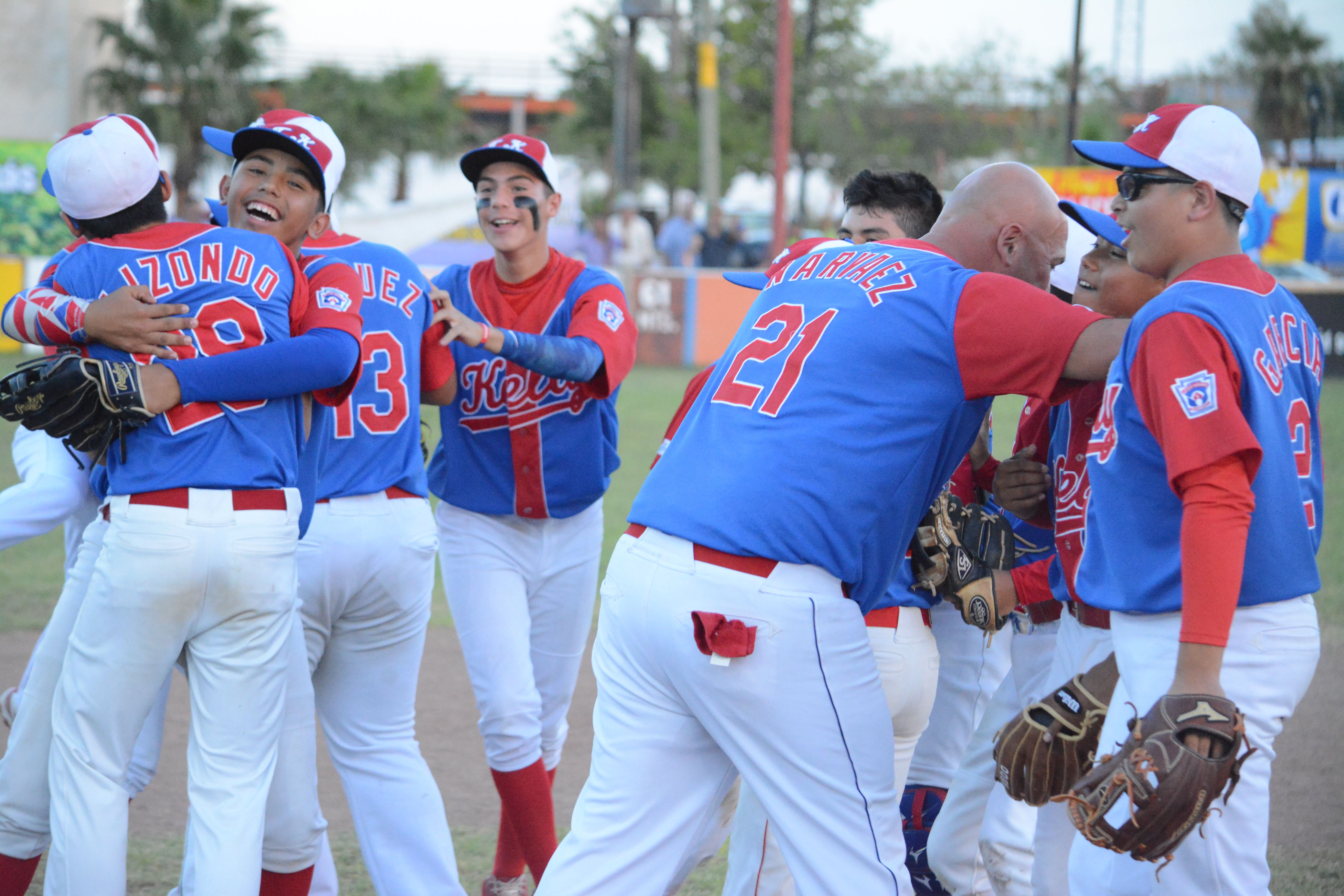 ALEGRÍA. Tras el último out, los peloteros de la Kelly se abrazaron con sus coaches.