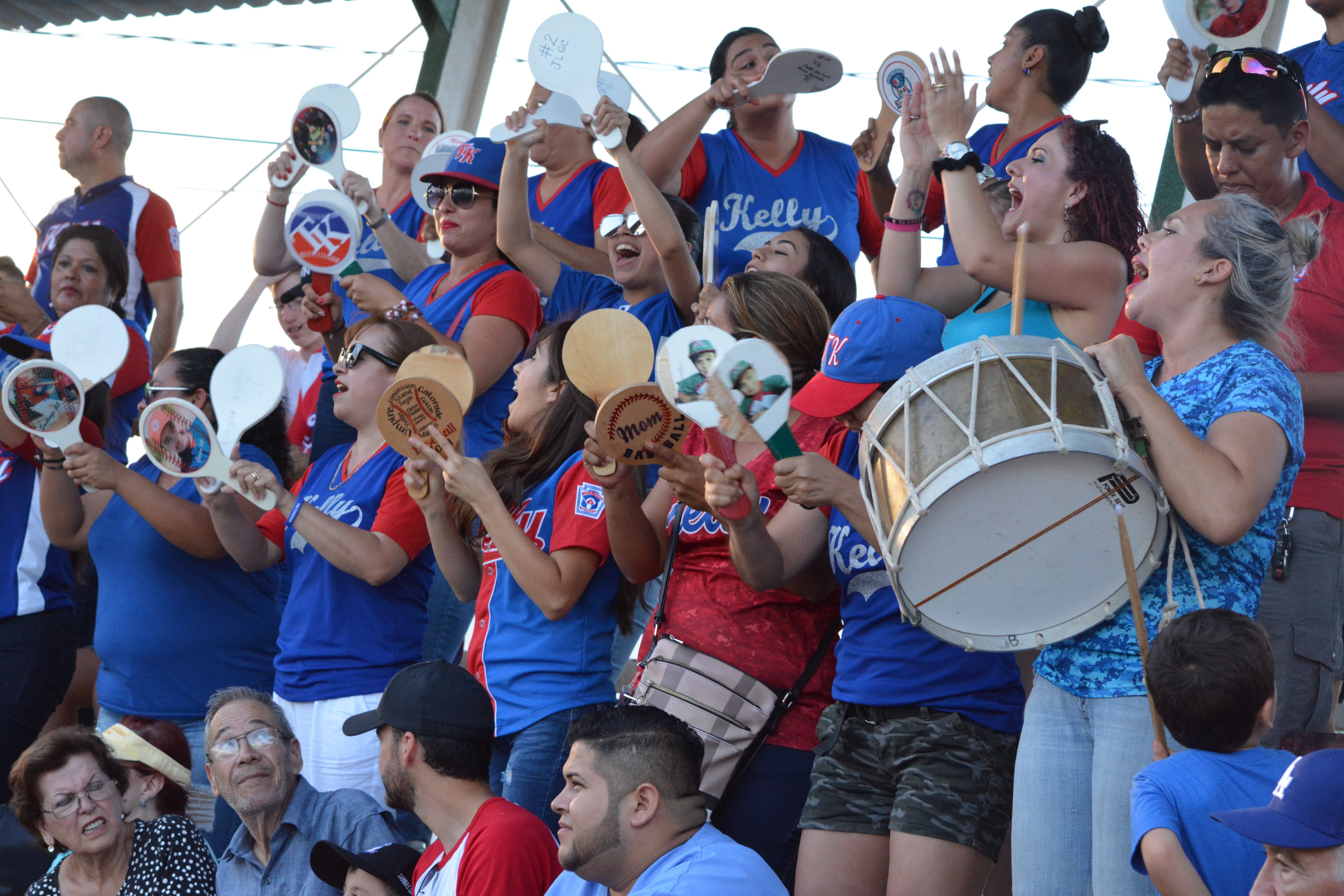 SIEMPRE FIELES. La porra integrada en su mayoría por mamás, se desgarraron las gargantas alentando a sus pequeños.