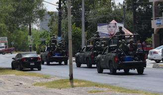 OPERATIVO. Tropas militares recorren calles de las colonias Cavazos y La Laguna en busca de los civiles armados que se enfrentaron a policías estatales.