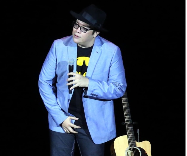 La agarra con su familia La agarra con su familia