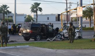 ACCIDENTE. En la persecución la camioneta donde viajaban los pistoleros terminó impactando un automóvil.