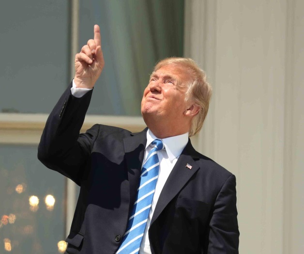 Observa Trump eclipse sin protección