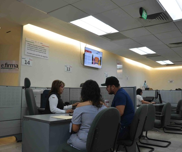 Tienen abuelitos preferencia en atención en oficinas de SAT