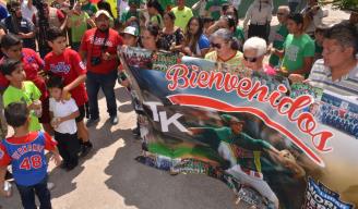 EMOTIVA BIENVENIDA. Familiares, amigos y demás personas se dieron cita en el parque Litha Peña para darles la bienvenida a los pequeños campeones.