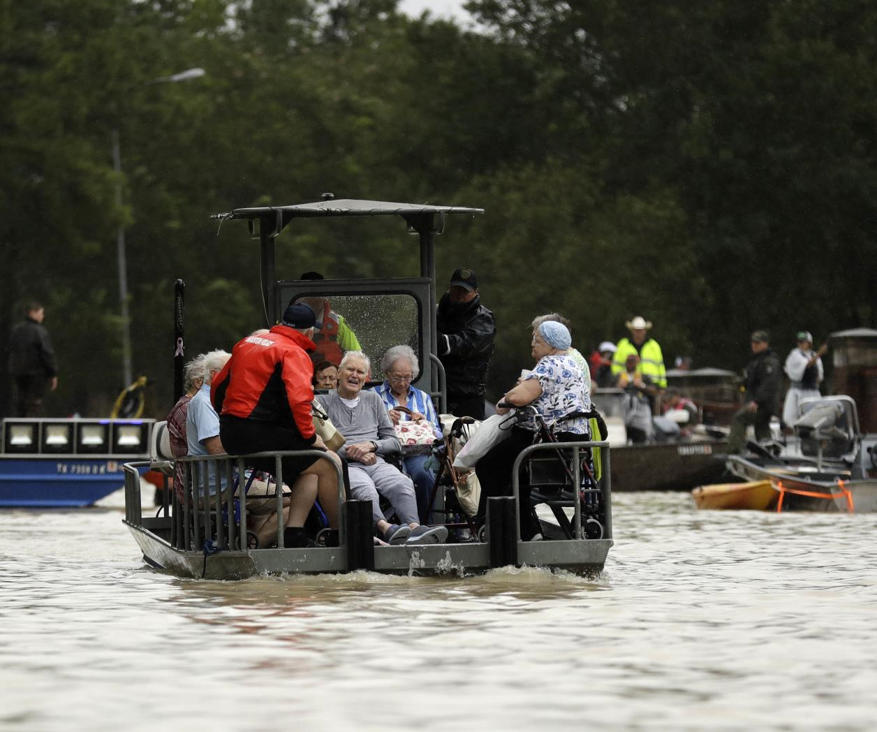 Imponen toque de queda en Houston