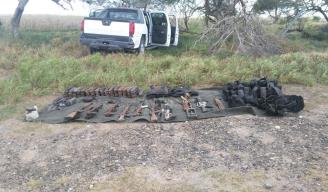 DEJAN. Abandonan una camioneta, dentro de la cual se encontraron 9 fusiles AK47, un fusil AR15, 94 cargadores de diversos calibres, uno de ellos de disco, 2 chalecos antibalas y 7 fornituras.