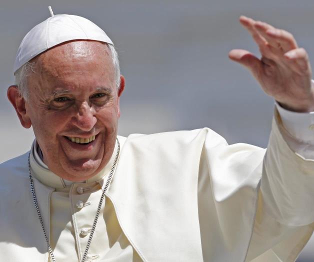 Reciben al Papa Francisco con una paloma de la paz