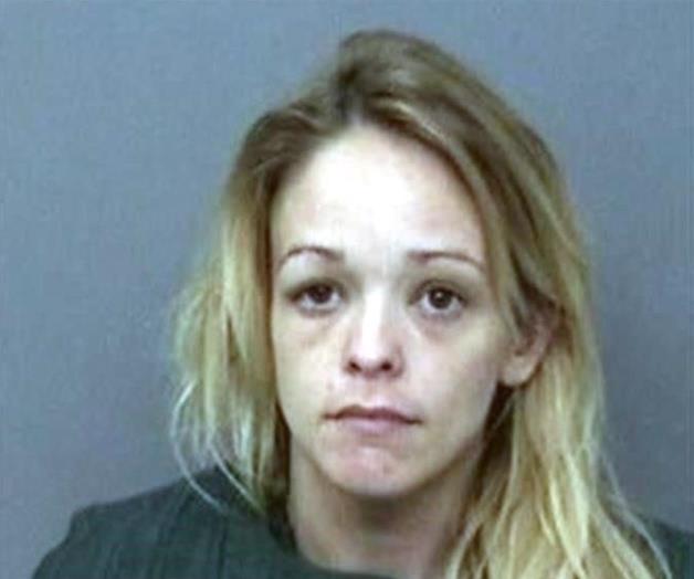 Encuentra a mujer desnuda durmiendo en su cama Encuentra a mujer desnuda durmiendo en su cama