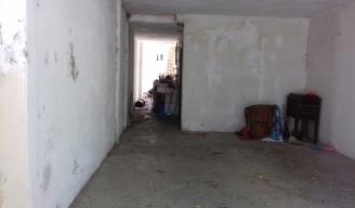 EN EL PASILLO. Sujetos armados irrumpieron por un pasillo y trataron de refugiarse en el traspatio localizado al fondo de una vivienda.