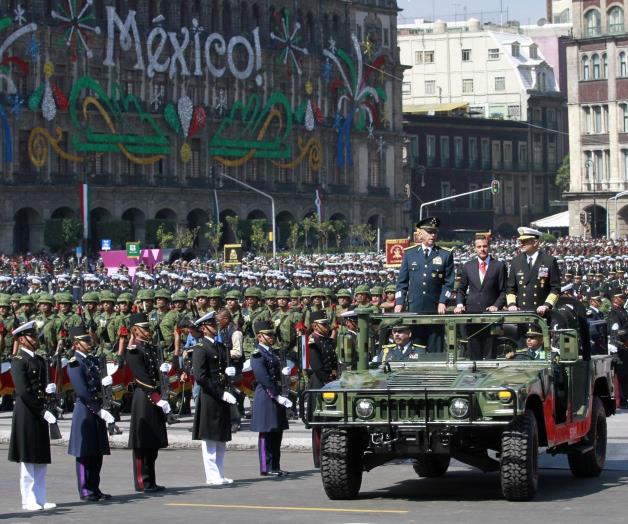 Desfile muestra la hermandad de mexicanos. Unión de pueblo y gobierno Desfile muestra la hermandad de mexicanos. Unión de pueblo y gobierno