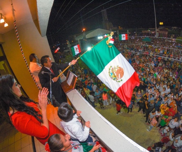 Encabeza alcalde el tradicional ‘Grito’ Encabeza alcalde el tradicional ‘Grito’