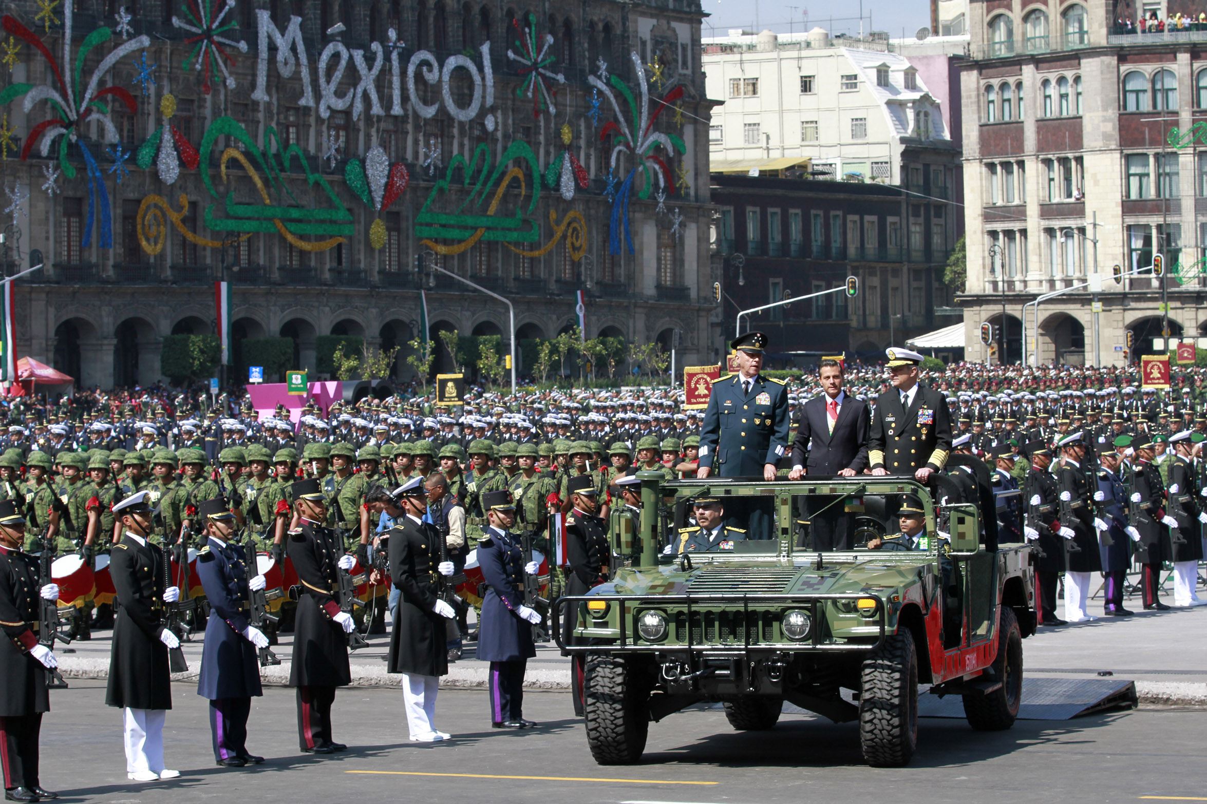 ENCABEZA. El titular del Ejecutivo Federal Enrique Peña Nieto pasó revista a las tropas y autorizó la Parada Militar.