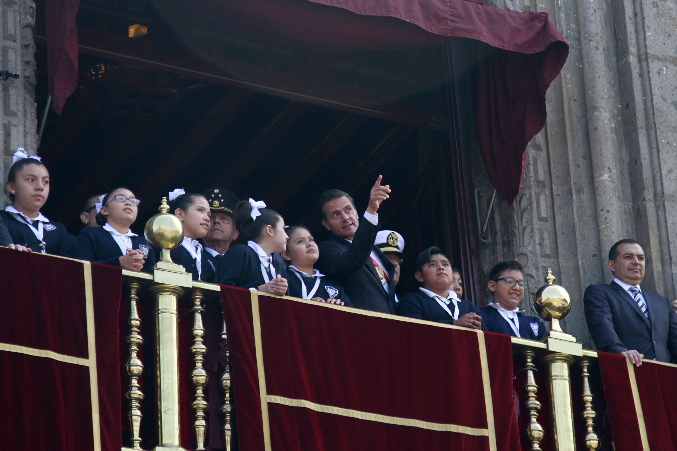 DISFRUTAN. Desde el balcón principal del Palacio Nacional el presidente Enrique Peña Nieto estuvo acompañado de grupos de escolapios.