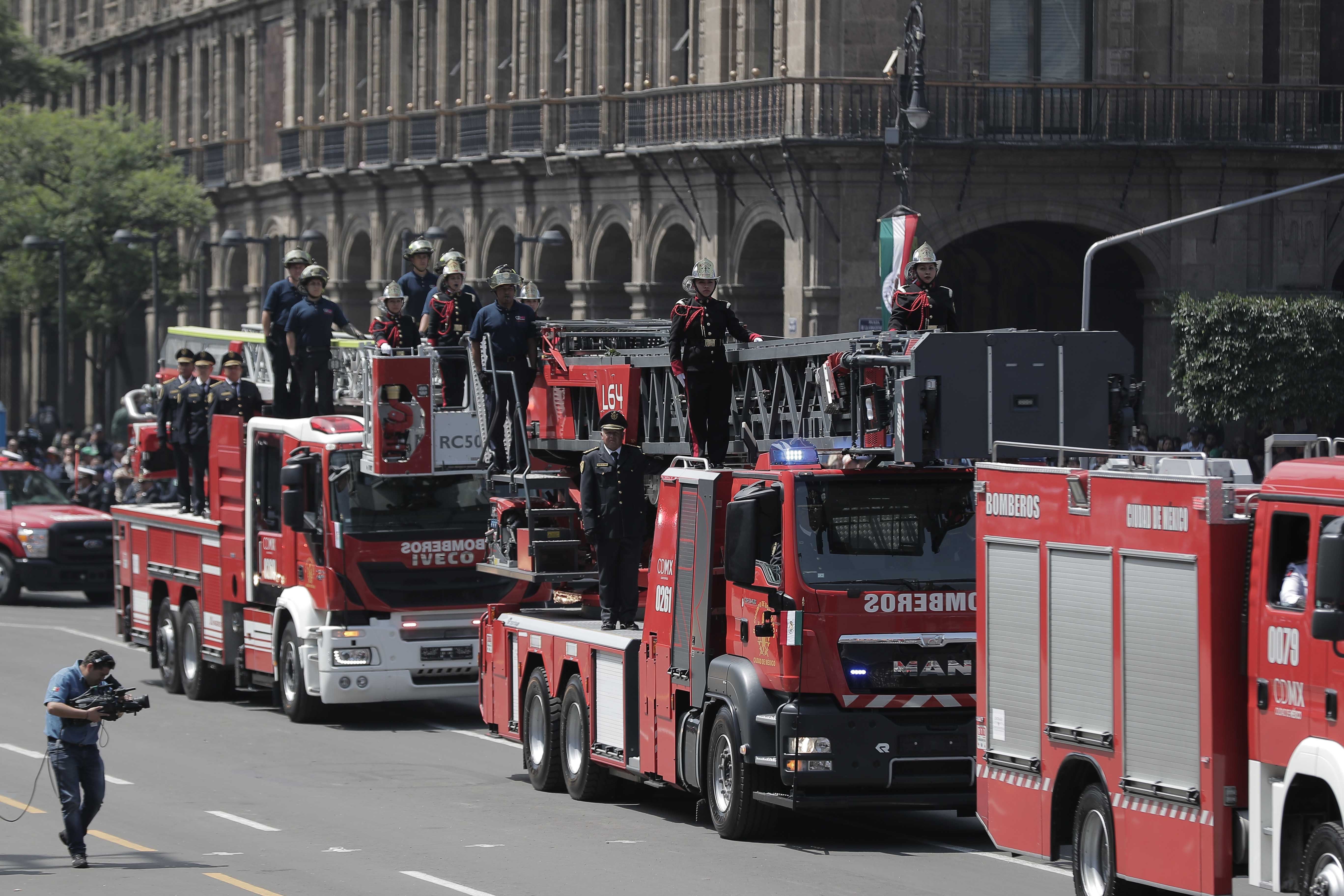 REGRESAN. De nueva cuenta los valientes elementos del H. Cuerpo de Bomberos se integraron al tradicional Desfile Cívico Militar.
