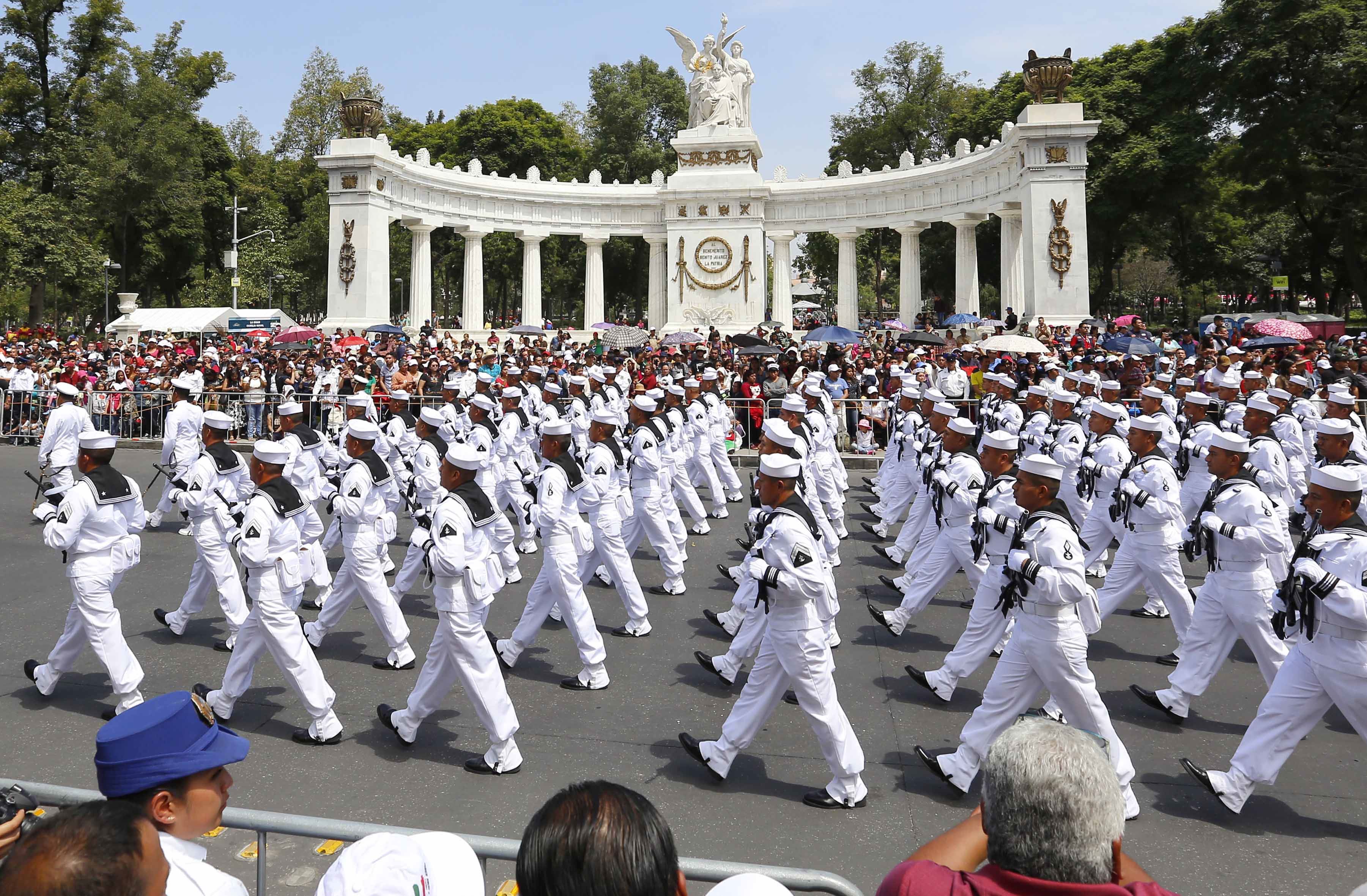 PARTICIPAN. Pasan miembros de la Marina frente al Hemiciclo a Juárez durante su participación en el desfile desarrollado ayer en la Ciudad de México.