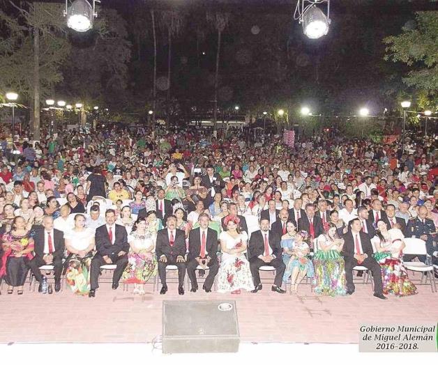 Disfrutan familias del Grito de Independencia