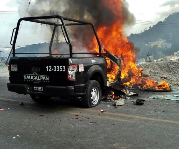 Queman patrulla al fallar linchamiento