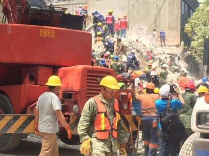 Rescatan a primera persona con vida en edificio de la colonia Condesa Rescatan a primera persona con vida en edificio de la colonia Condesa