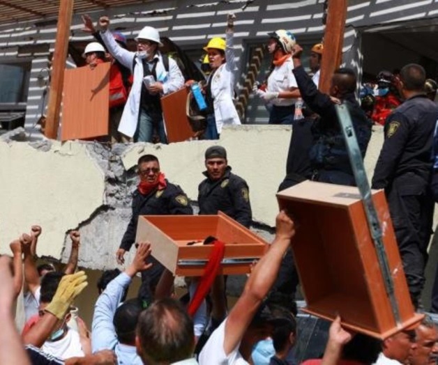 Persisten rescatistas en sacar a niña de escuela Enrique Rébsamen