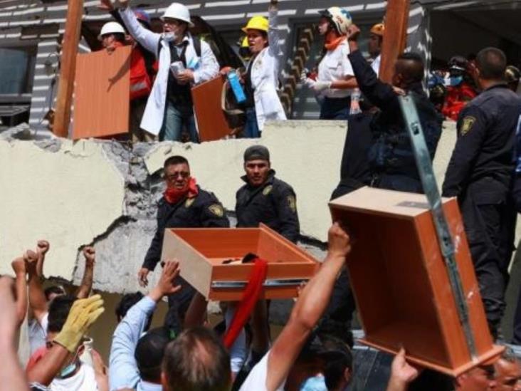 Persisten rescatistas en sacar a niña de escuela Enrique Rébsamen Persisten rescatistas en sacar a niña de escuela Enrique Rébsamen