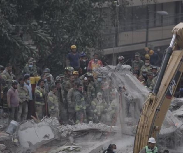 Rescatan a 24 de edificio colapsado en la colonia Roma