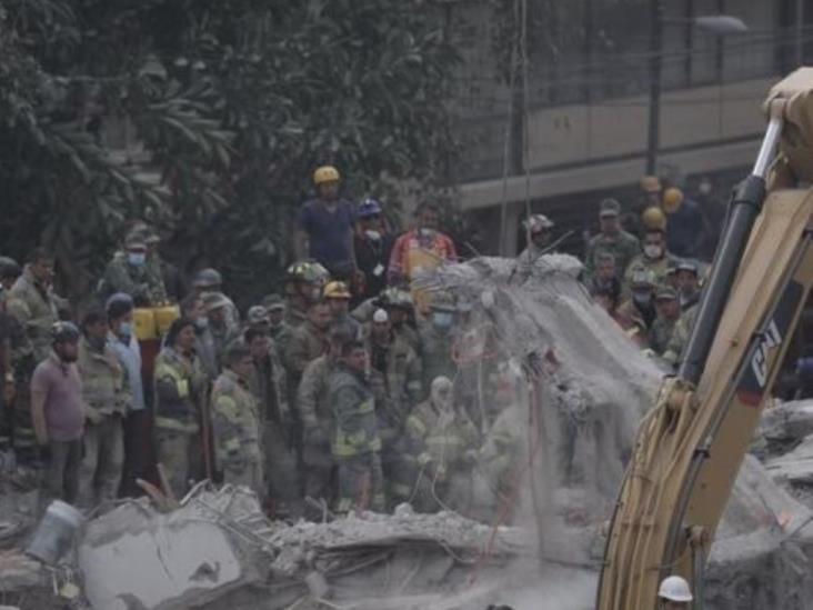 Rescatan a 24 de edificio colapsado en la colonia Roma Rescatan a 24 de edificio colapsado en la colonia Roma