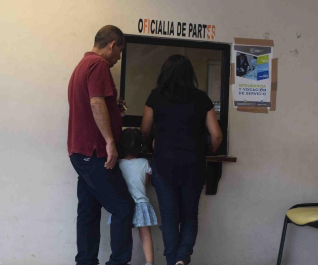 A punta de pistola despojan de auto a mujer