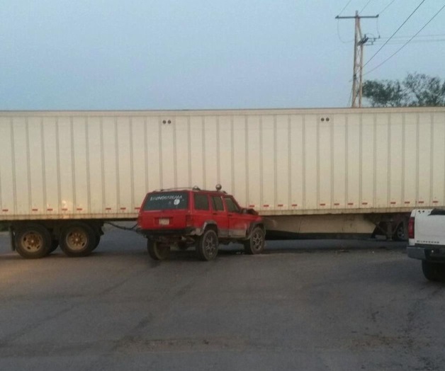 Se atraviesa tráiler a paso de camioneta