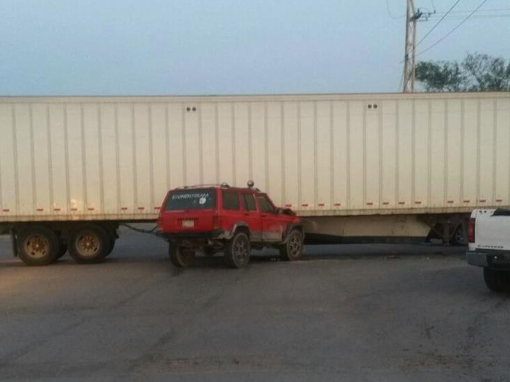 Se atraviesa tráiler a paso de camioneta Se atraviesa tráiler a paso de camioneta
