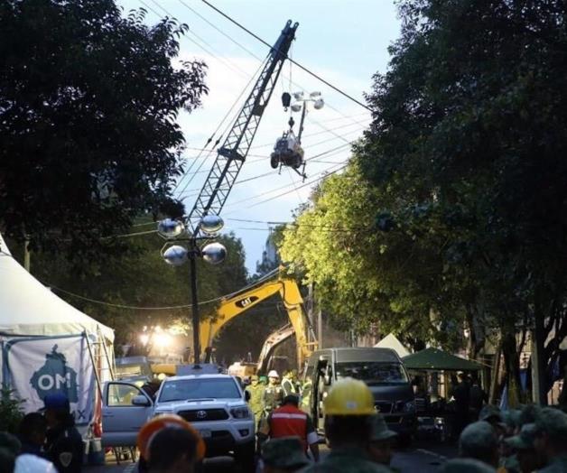 Autoridades usan maquinaria en edificio pese a reclamos Autoridades usan maquinaria en edificio pese a reclamos