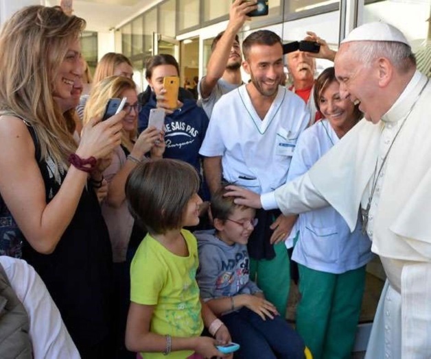 Emociona Papa Francisco con visita sorpresa a centro de rehabilitación