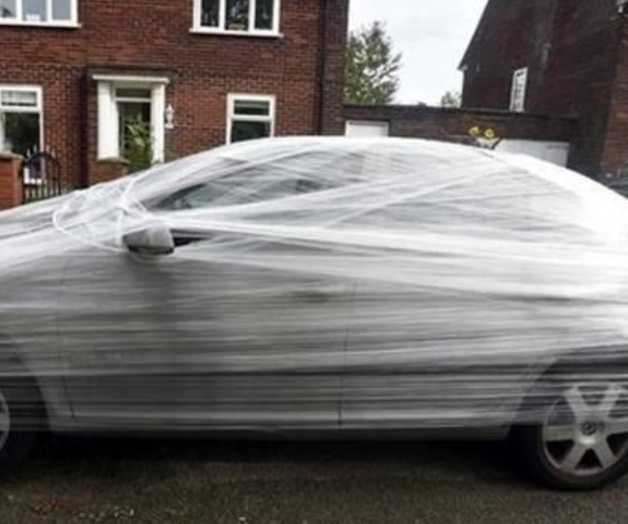 Toma venganza y envuelve auto por bloquear su estacionamiento