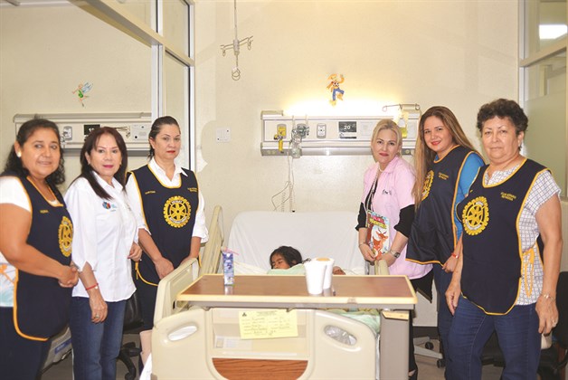 Llevan kits de aseo al hospital