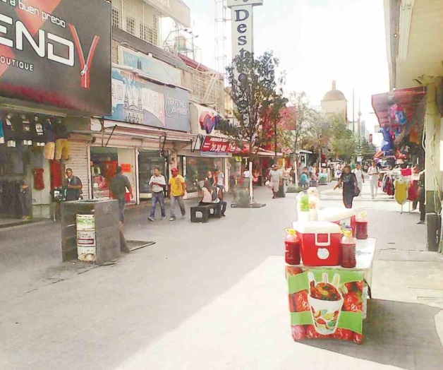 Lamentan empresarios invasión de ambulantes en área Peatonal Lamentan empresarios invasión de ambulantes en área Peatonal