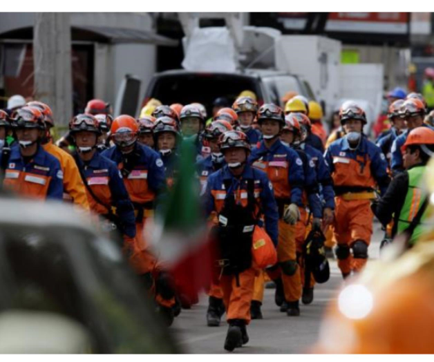 Rescatistas japoneses cantan Himno Nacional