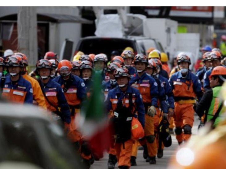 Rescatistas japoneses cantan Himno Nacional Rescatistas japoneses cantan Himno Nacional