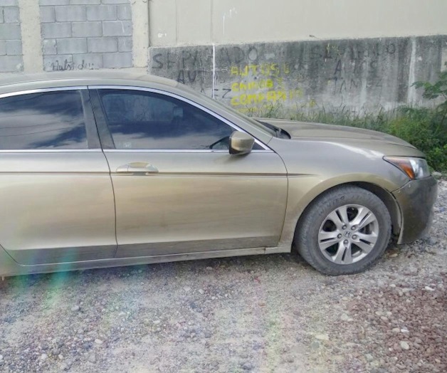 Hallan en estacionamiento público camioneta robada